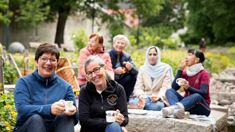 Leder Anne Irene Myhr og generalsekretær Cesilie Aurbakken i Norges Bygdekvinnelag vil sette fart på innføring av gratis skolemat. Foto: Heidi Lavik Johansen