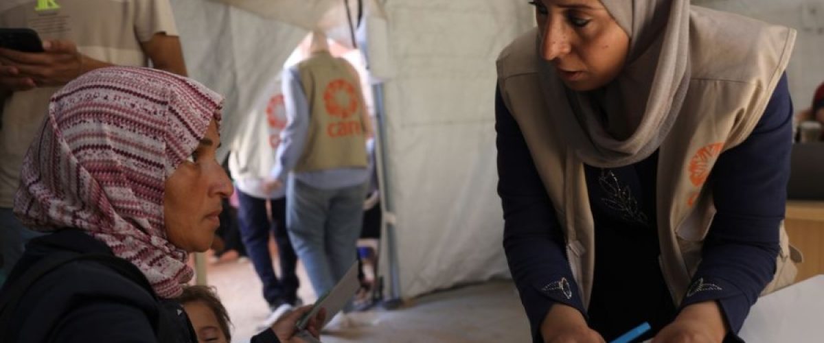 Det blir stadig farligere å jobbe som hjelpearbeider, spesielt på Vestbredden og på Gazastripen. Bildet er tatt på CAREs helseklinikk i Deir Al-Balah på Gazastripen. Foto: Ahmed Younis / CARE